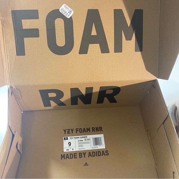 Yeezy Foam RNR MX Sand Size 9 NEW In Box - Picture 8 of 9
